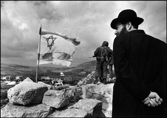 ©Micha Bar Am, 1978, La bandera Israeli ondea en el asentamiento en Shilo