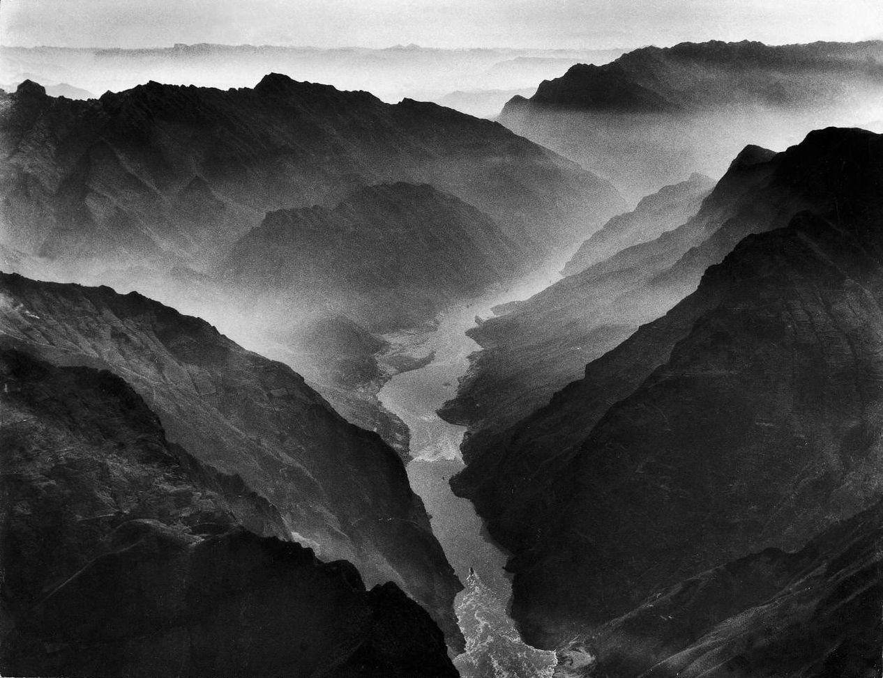 ©Dmitri Kessel, 1946, Rio Yangtse pasando por el Wushan o Montaña Magica, Provincia de Szechwan, Cina.