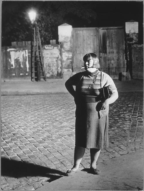 ©Brassai, 1932, mujer en la plaza de Italia, en Paris