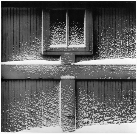 ©Minor White, 1960, Nieve en la puerta del garage, Rochester, N.Y.