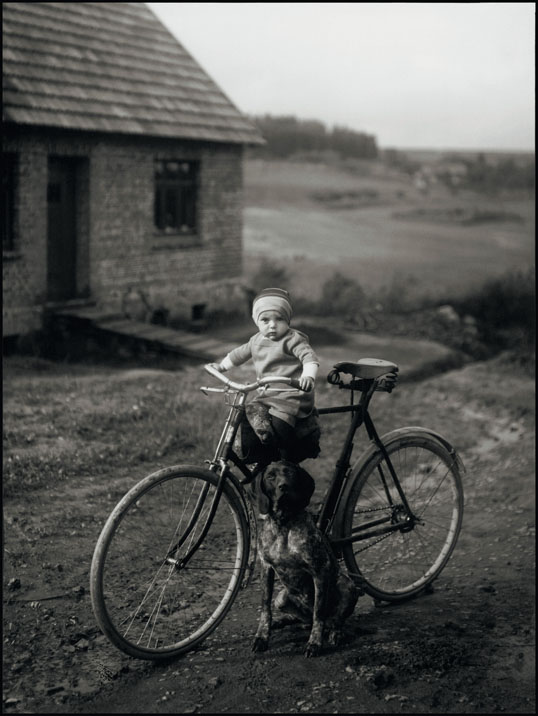 ©August Sander, 1931 Niño Rural en Bicicleta, Westerwald, Alemania