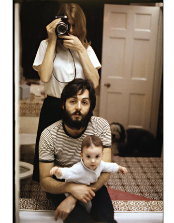 ©Linda McCartney, 1971, Autoretrato con Paul y Mary, imagen propiedad de www.archivosbeatles.com