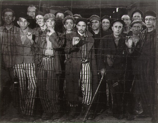 ©Margaret Bourke-White,  1945,prisioneros de guerra en Alemania previo a la liberación por las fuerzas Estadounidenses. Campo de prisioneros Betchwald Alemania