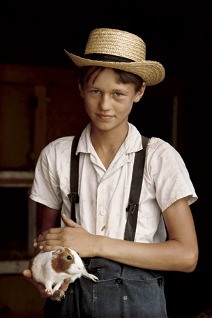 ©William Albert Allard, Niño Amish con puercp de Gueniea, Lacanster County, Pennsylvania, 1964