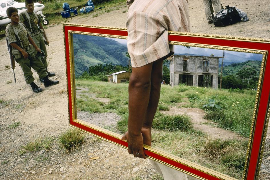 ©Alex Webb, 1993, Peru, Vendedor de Espejos.