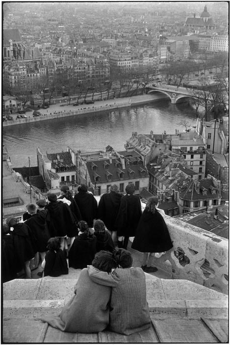 ©Henri Cartier-Bresson, 1953, Estudiantes desde la parte alta de la catedral de Notre Dame viendo hacia el rio Sena.