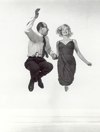 ©Philippe Halsman, 1959, Autoretrato con Marylin Monroe, Halsman realizo una serie de retratos de famosos saltando que después  incluyo en un libro llamado "Jump Book" editado en 1959