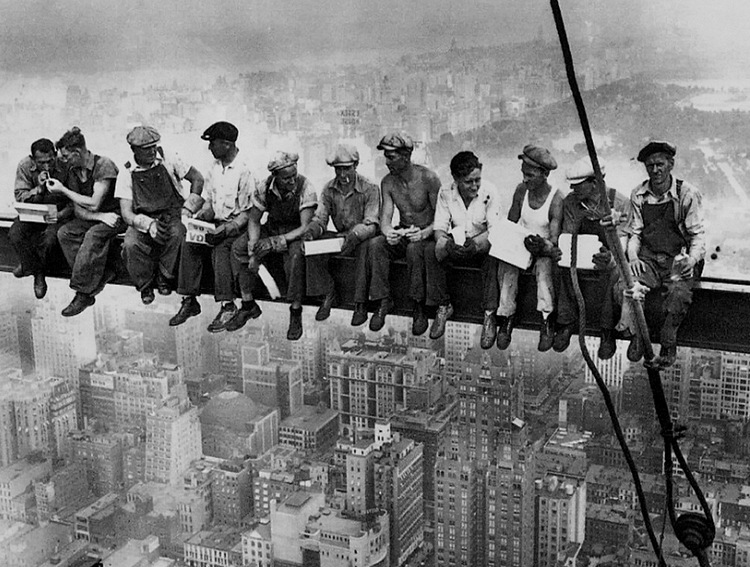 ©Lewis Wickes Hine, 1931, trabajadores en la construcción del edificio Empire State, esta fotografía erróneamente ha sido atribuida a Ebbets.