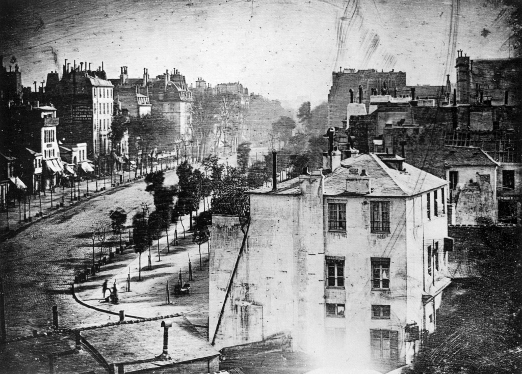 ©Louis Daguerre, circa 1838-1939, Primera imagen  en la historia que registra personas.