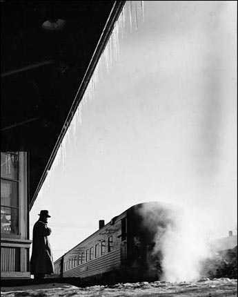 ©Sam Abell, 1959, Mi padre en la estación de tren de Painesville, Ohi.
