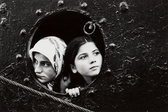 © Mary Ellen Mark, 1970, Mueres en ventana de barco.