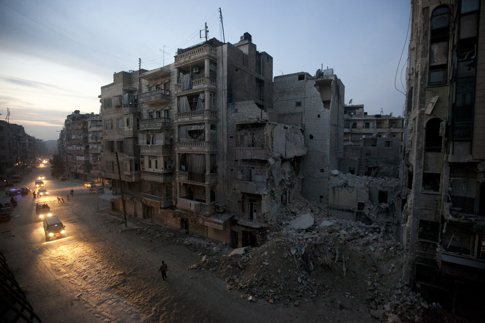 ©Narciso Contreras/ AP, Atardecer en la zona controlada por los rebeldes en la ciudad de Aleppo, donde destaca el hospital Dar Al Shifa destruido por los ataques de la semana anterior, La fotografía fue tomada en Noviembre 12 de  2012