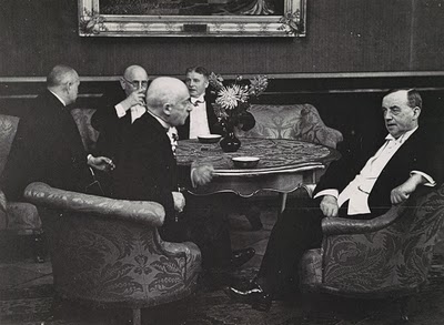 ©Erich Salomon ,  1928, Caballeros conversando, fotografia tomada en la cancillería del Reichtag