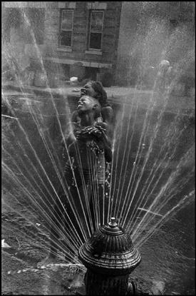 ©Leonard Freed, 1963, Harlem Nueva York, Hidrantes en Verano