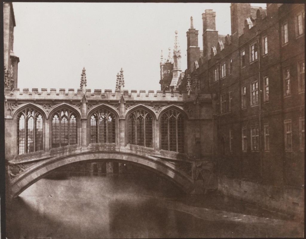 ©William Henry Fox Talbot,  Impresión en papel salado, Puente del colegio de St. Johns, Cambridge Inglaterra