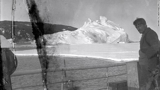 En esta impresión de un negativo de 1914, encontrado en el ultimo refugio de la expedición de Scott, se ve sobre la cubierta del Aurora  a Alexander Stevens, quien fuera el científico en la expedición de Shackleton.  