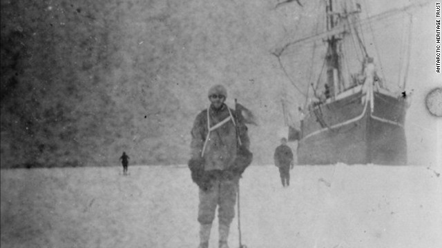 Miembros del Equipo del explorador Shackleton con su barco Aurora en el fondo, el cual se hundió, la tripulación fue rescatada en 1916