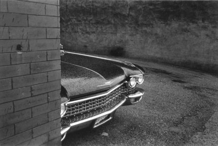 ©Charles Harbutt,  1971, Garage en Los Angeles. Colección del Museo de Fotografía Contemporanea, Chicago.