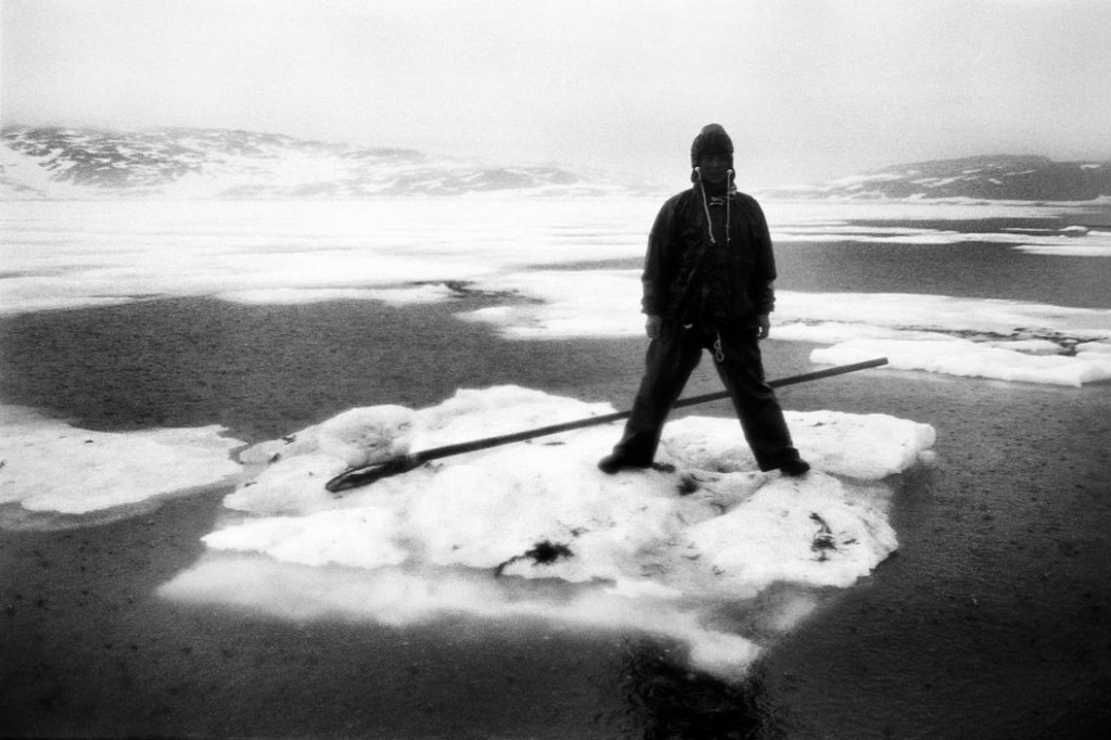 ©Jacob Aue Sobol, 2002 Greonladia, Un pescador espera la salida de peces en un pedazo de iceberg.