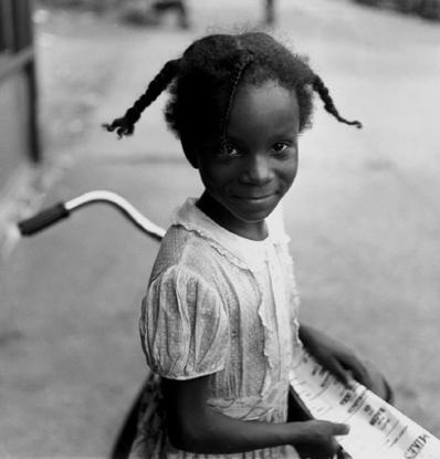© Wayne Miller/Magnum Photos, 1948, Niña con bici, de la serie "El Lado Sur de Chicago"