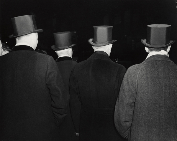 ©Weegee, Sombreros altos,  Afuera del Metropolitan Opera House Nueva York, 1943